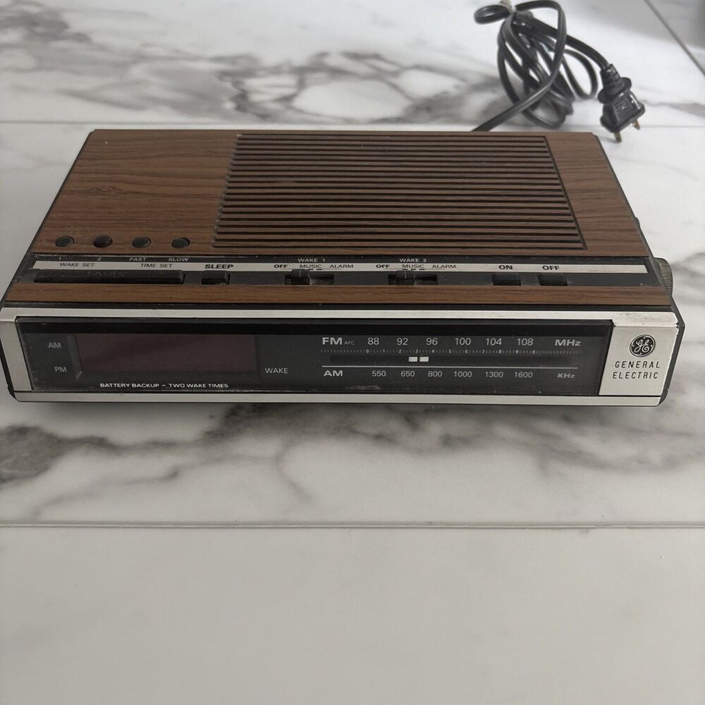 General Electric  (GE) 7-4636C AM/FM Electronic Digital Clock Radio 1980s
